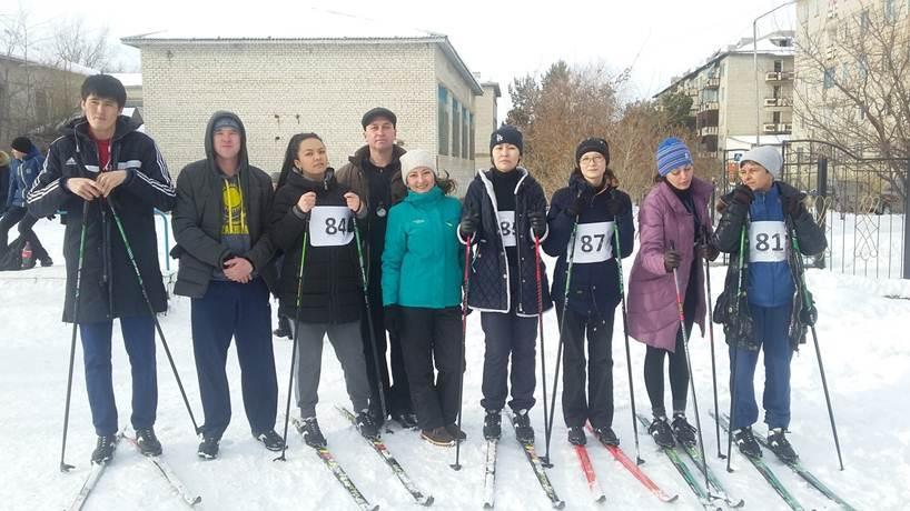 Қалалық оқушылар мен мұғалімдер арасындағы шаңғы жарысы.  Городское соревнование по лыжам среди учеников и учителей.