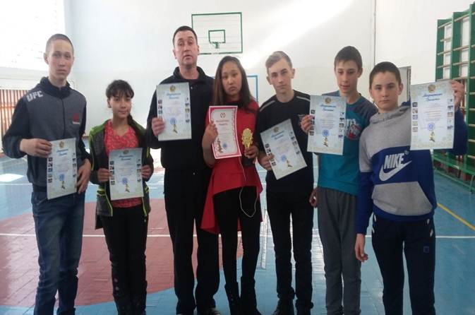 Қалалық оқушылар мен мұғалімдер арасындағы шаңғы жарысы.  Городское соревнование по лыжам среди учеников и учителей.