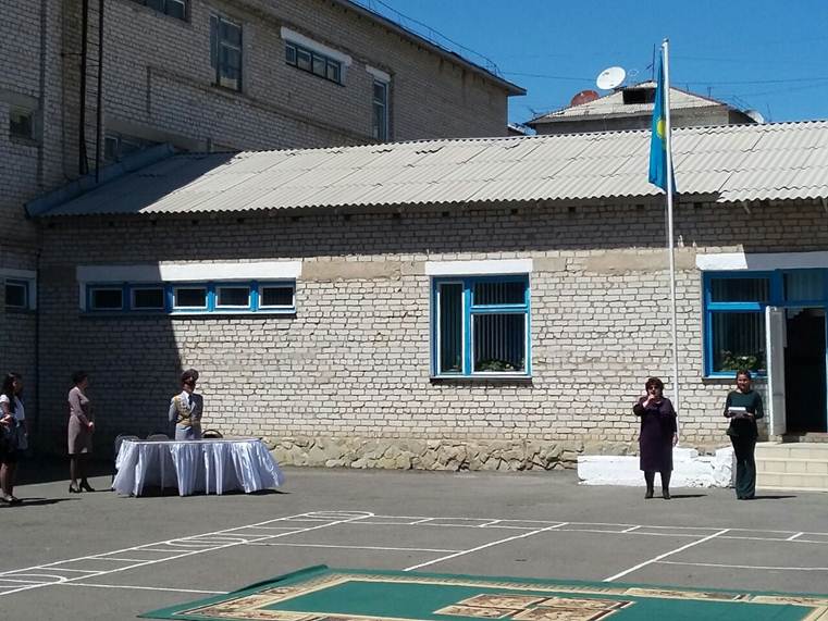 Отан қорғаушылар күнінен арналған мектепішілік лездеме. Шольная линейка посвященной ко Дню Защитников Отечества.