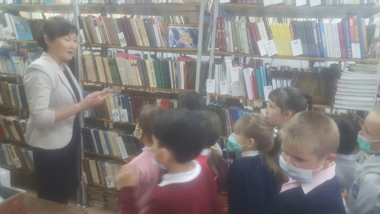 Сегодня библиотекари провели библиотечный урок " Библиотека, книжка, я — вместе верные друзья " для учащихся 1 класса. Цель мероприятия: привлечение д