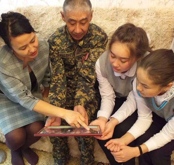 Кеңес әскерлерінің Ауған жерінен шығарылғанына 30 жыл толуына орай 9 "Ә" сынып оқушылары сынып жетекшілерімен Ауған Соғысының Ардагері Молдабаев Абдиб